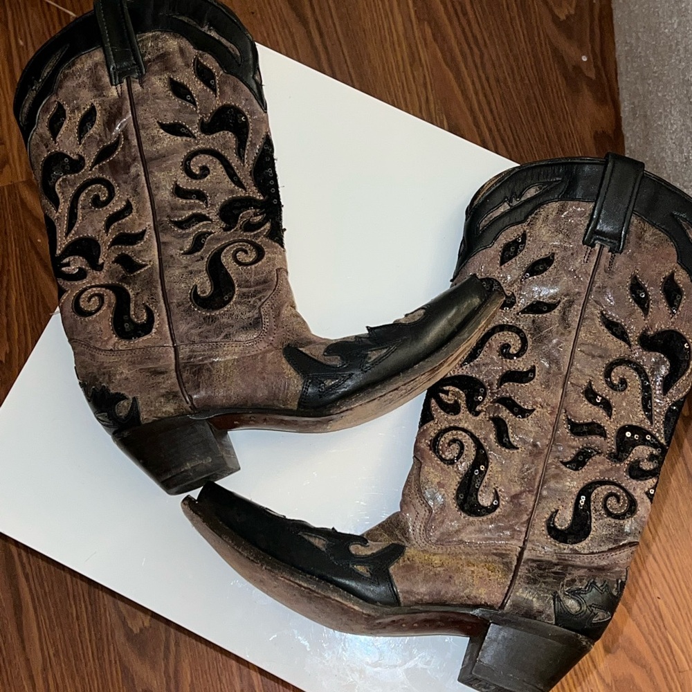 Womens Corral cowboy boots. Intricate sequin design. Size 7.5 Medium